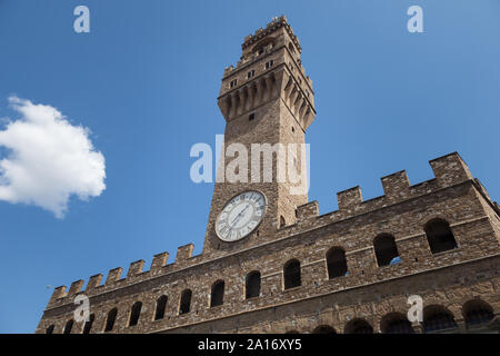 Turm von Arnolfo mit seinen Einhändige, Palazzo Vecchio, das Rathaus von Florenz, Italien, mit Blick auf die Piazza della Signoria. Stockfoto