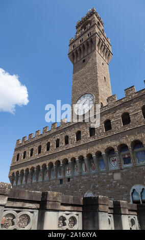 Turm von Arnolfo mit seinen Einhändige, Palazzo Vecchio, das Rathaus von Florenz, Italien, mit Blick auf die Piazza della Signoria. Stockfoto