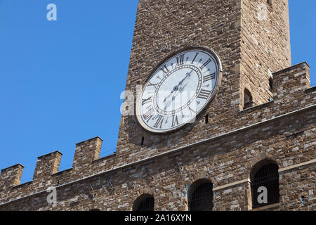 Turm von Arnolfo mit seinen Einhändige, Palazzo Vecchio, das Rathaus von Florenz, Italien, mit Blick auf die Piazza della Signoria. Stockfoto