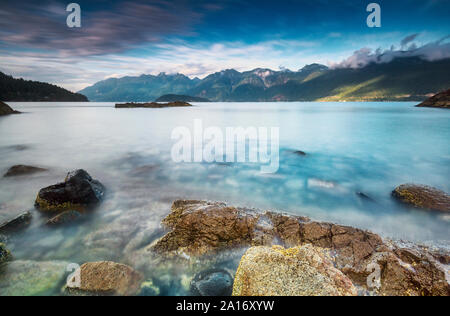 Felsigen Strand Sonnenuntergang entlang des Pacific North West Bowen Island in Howe Sound mit spektakulärem Blick auf den Leuchtturm alle direkt an der Küste von Vancouver BC Stockfoto