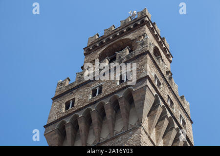 Turm von Arnolfo, der Palazzo Vecchio, das Rathaus von Florenz, Italien, mit Blick auf die Piazza della Signoria. Stockfoto