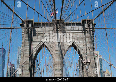 Detailansicht der Stahlkonstruktion der Brooklyn Bridge, im Hintergrund die Skyline mit One World Trade Center Stockfoto