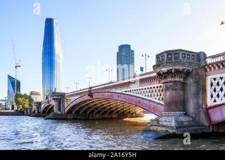 Blackfriars Bridge, ein Straßen- und Fußgängerbrücke über die Themse, die Vase (Nr. 1 Blackfriars) auf der Südseite, London, UK Stockfoto