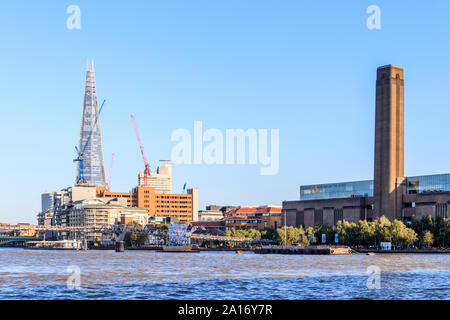 Die glasscherbe, Millennium Bridge und der Tate Modern Art Gallery aus über die Themse, London, UK Stockfoto