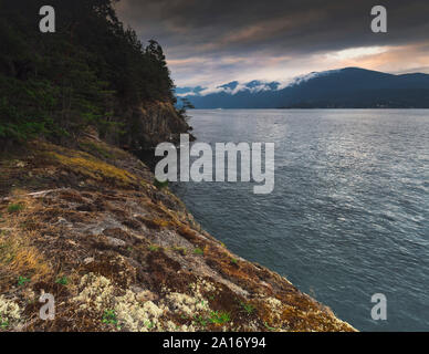 Felsigen Strand Sonnenuntergang entlang des Pacific North West Bowen Island in Howe Sound mit spektakulärem Blick auf den Leuchtturm alle direkt an der Küste von Vancouver BC Stockfoto