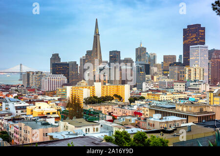 San Francisco, Kalifornien, USA die Skyline in der Dämmerung. Stockfoto