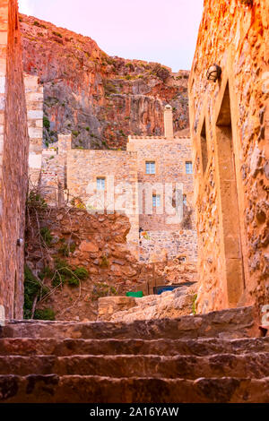 Monemvasia Sonnenuntergang Blick auf die Straße mit alten Häusern in der Altstadt, Peloponnes, Griechenland Stockfoto