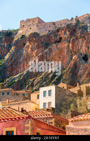 Monemvasia, Griechenland Blick auf die Straße mit alten Häusern in der Altstadt, der Peloponnes Stockfoto