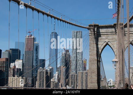 Detailansicht der Stahlkonstruktion der Brooklyn Bridge, im Hintergrund die Skyline mit One World Trade Center Stockfoto