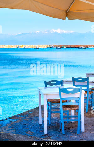 Meerblick, Café, Taverne, Tabellen und Berggipfel Panorama in Messenien, Peloponnes, Griechenland Stockfoto