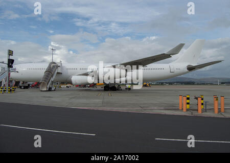 Glasgow, UK. 24. September 2019. Im Bild: Ein Airbus A 330200 Flugzeuge steht leer und gegründet auf der Rollbahn am Flughafen Glasgow. Glasgow Airport Authority haben 2 Hinweise zu den 2. Vorwärtsgang port side Beifahrertür Beratung, dass das Flugzeug aufgrund unbezahlter Landegebühren geerdet ist. Ein großer Schneepflug steht unter und hinter der Jet die Flugzeuge von der Rückseite aus seiner Position gedrückt zu verhindern. Die alle weißen Flugzeuge im Vordergrund ist ein Airbus A340-300, die für die Fahrgäste, die am frühen Morgen gestrandet zurück von Dalaman, Türkei. Colin Fisher/Alamy leben Nachrichten Stockfoto