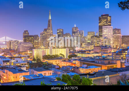 San Francisco, Kalifornien, USA die Skyline in der Dämmerung. Stockfoto