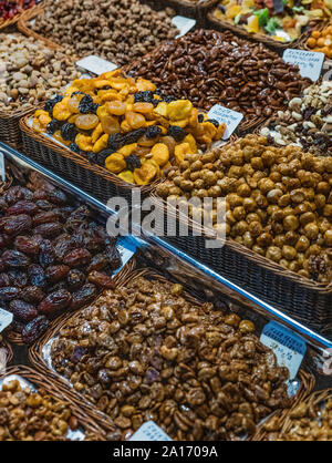 Getrocknete Früchte und Nüsse, Boqueria Markt, Barcelona, Spanien. Stockfoto