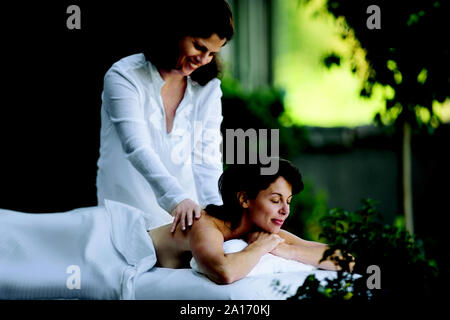 Frau mittleren Alters mit Massage. Stockfoto
