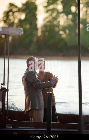 Mann und Frau tanzen auf dem Boot Stockfoto