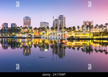 Long Beach, Kalifornien, USA Skyline bei Nacht. Stockfoto