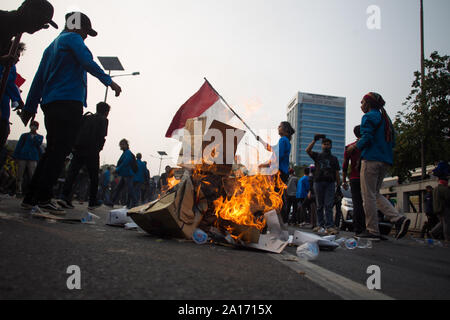 Karton wird in der Mitte der Straße, die von Studenten während der Demonstration der Schüler verbrannt. Eine Reihe von Universitäten zurückgewiesenen Änderungen an das Gesetz Nr. 30 von 2002 über die Korruption Tilgung Kommission (überarbeitet KPK Gesetz) und andere Vorschriften, die umstritten angesehen wurden, vor dem Parlament. Darüber hinaus wird die Masse der Aufstandsbekämpfung verurteilte auch den Plan der Ratifizierung des Entwurfs des Gesetzes über das Strafrecht oder das Strafgesetzbuch Bill (RUU KUHP). Stockfoto