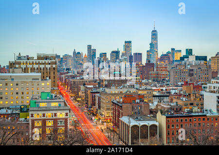 New York, New York, USA über die Downtown Skyline von Manhattan in der Dämmerung. Stockfoto