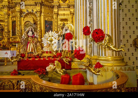 Red christmas Krippe Krippe Dekorationen Santo Domingo de Guzman zurück Kirche Kloster Oaxaca Mexiko. Zwischen 1575 bis 1857 gebaut Stockfoto