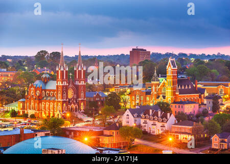 Macon, Georgia, USA die historische Innenstadt von Kirchen in der Abenddämmerung. Stockfoto