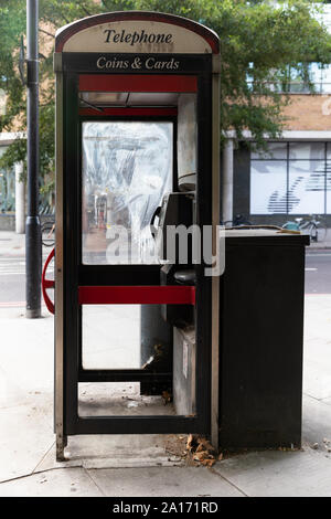 Eine zerstörte Telefonzelle im Engel, Islington Stockfoto