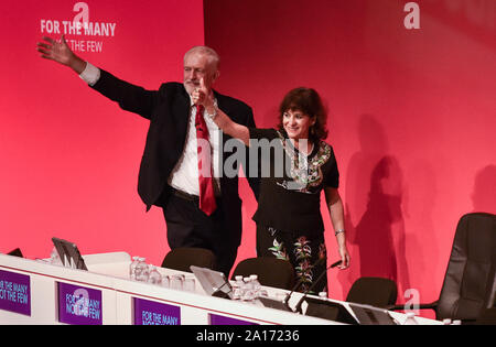 Brighton, UK, 24. September 2019 - Jeremy Corbyn der Führer der Labour Party, Wellen, das Publikum mit seiner Frau Laura Alvarez Nach seiner Grundsatzrede einen Tag zu früh von der Labour Party in Brighton nach Nachrichten, die Boris Johnson's Government Shutdown des Parlaments gefunden wurde vom Obersten Gerichtshof für rechtswidrig erklärt. Foto: Simon Dack/Alamy leben Nachrichten Stockfoto