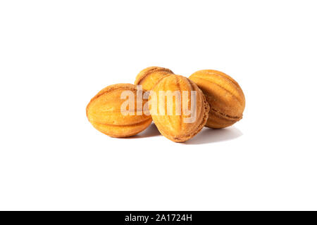 Shortbread sweet Cookies mit Kondensmilch Füllung. Auf einem weißen Hintergrund zu isolieren. Ein Leckerbissen für jeden Urlaub. Stockfoto