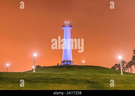 Long Beach, Kalifornien, USA Hafen Leuchtturm in der Dämmerung. Stockfoto