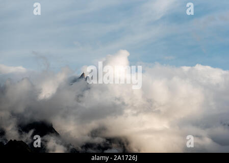 Das Wahrzeichen der Aiguille du Midi Station und heben sich aus niedrigen Wolken an einem Sommertag in Chamonix Frankreich Stockfoto