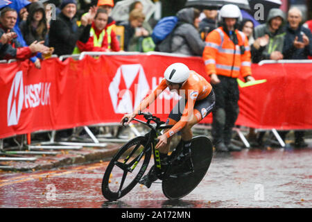 Harrogate, Großbritannien. 24. September 2019. Annemiek Van Vleuten des Nethlerlands kreuzt die Linie Bronze in der 2019 UCI Road World Championships Frauen Elite Einzelzeitfahren zu nehmen. September 24, 2019 Credit Dan-Cooke/Alamy leben Nachrichten Stockfoto