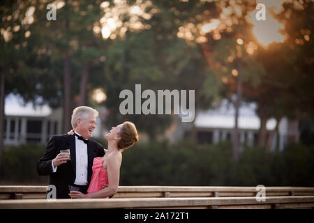 Reifen erwachsenen Paar formell gekleidet und dabei Spaß haben und tanzen auf einem Schiff. Stockfoto
