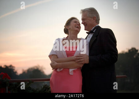 Reifen erwachsenen Paar formell gekleidet und Tanzen auf einem Schiff. Stockfoto