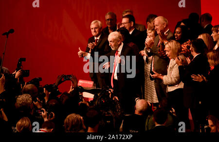 Brighton, UK, 24. September 2019 - Jeremy Corbyn der Führer der Labour Party gibt einen Daumen nach oben Nach seiner Grundsatzrede einen Tag zu früh von der Labour Party in Brighton nach Nachrichten, die Boris Johnson's Government Shutdown des Parlaments gefunden wurde vom Obersten Gerichtshof für rechtswidrig erklärt. Foto: Simon Dack/Alamy leben Nachrichten Stockfoto