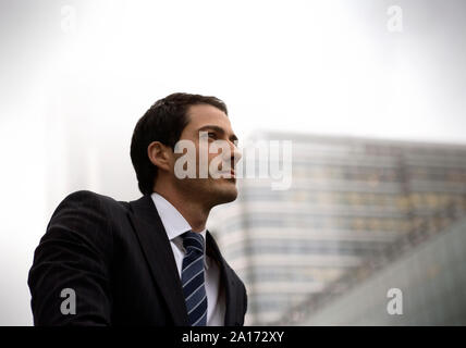 Porträt eines Geschäftsmannes an einem nebligen Tag. Stockfoto