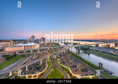 Memphis, Tennessee, USA Antenne mit Blick auf die Skyline der Innenstadt und Mud Island. Stockfoto