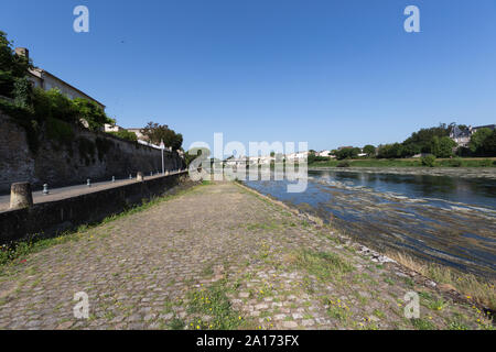 Sainte-Foy-la-Grande, Frankreich. Aussicht auf den malerischen Fluss Dordogne gesehen von Sainte-Foy-la-Grande Rue du Quebec. Stockfoto