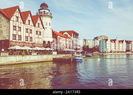 KALININGRAD, Russland - September 04, 2019: Blick auf die Gebäude am Fischerdorf in Kaliningrad, Russland. Stockfoto