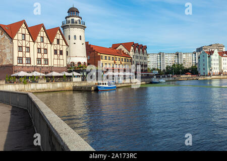 KALININGRAD, Russland - September 04, 2019: Blick auf die Gebäude am Fischerdorf in Kaliningrad, Russland. Stockfoto