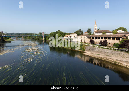 Sainte-Foy-la-Grande, Frankreich. Aussicht auf den malerischen Fluss Dordogne gesehen von der Rue du Pont Brücke, mit Port Sainte-Foy auf der rechten Seite. Stockfoto