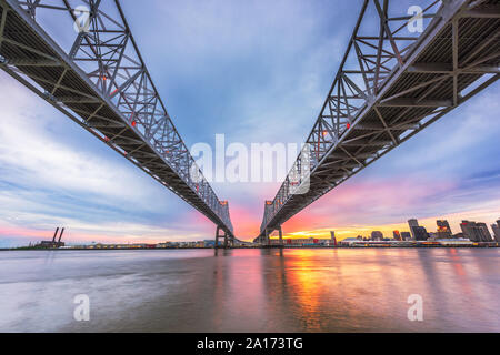 New Orleans, Louisiana, USA Downtown Skyline auf dem Mississippi Fluss unterhalb des Crescent City Connection Bridge. Stockfoto