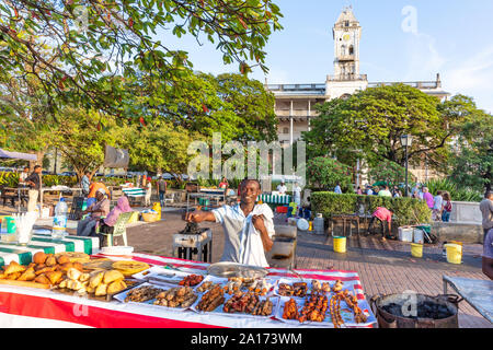 Stone Town, Zanzibar-February 28, 2019: Der Mann, der lächelte, Street Food im Forodhani Park Stockfoto