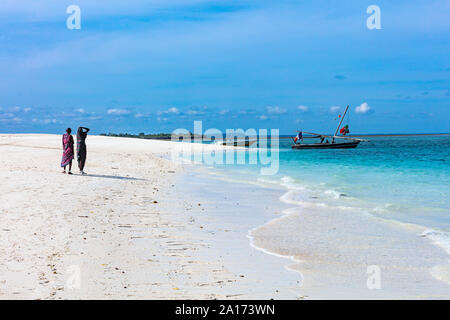 Kendwa, Zanzibar-March 4, 2019: Massai am Boot auf Kendwa Beach suchen Stockfoto