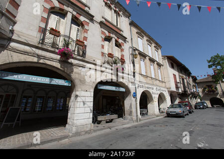 Sainte-Foy-la-Grande, Frankreich. Malerische Aussicht auf Geschäfte und Fachwerkhäuser auf der westlichen Seite der Place Gambetta in die Rue Louis Pasteur. Stockfoto