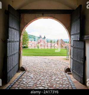 Blick durch einen Torbogen auf das Schloss Wilhelmsburg auf der alten Stadt Schmalkalden in Thüringen Stockfoto