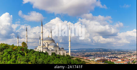 Camlica Moschee und die Skyline von Istanbul, wunderschönes Panorama Stockfoto