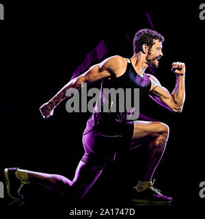 Eine kaukasische player Mann trainieren Fitness Cardio Boxing übung Body Combat studio Schuß auf schwarzen Hintergrund mit Licht malen blur Effekt isoliert Stockfoto