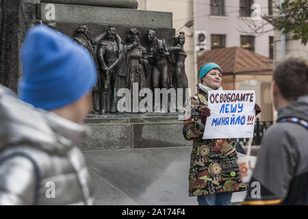 Moskau, Moskau, Russland. 24 Sep, 2019. Hält eine Frau ein Banner für die Freigabe von Alexei Miniailo, Aktivist in Demonstrationen während der kommunalwahlen Kampagne in Moskau verhaftet. Menschen protestieren in verschiedenen Punkten der Stadt. Credit: Celestino Arce Lavin/ZUMA Draht/Alamy leben Nachrichten Stockfoto