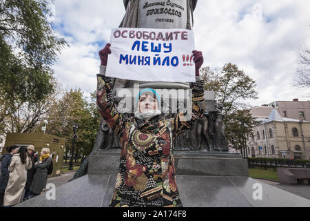 Moskau, Moskau, Russland. 24 Sep, 2019. Hält eine Frau ein Banner für die Freigabe von Alexei Miniailo, Aktivist in Demonstrationen während der kommunalwahlen Kampagne in Moskau verhaftet. Streikposten Protest in verschiedenen Punkten der Stadt. Credit: Celestino Arce Lavin/ZUMA Draht/Alamy leben Nachrichten Stockfoto