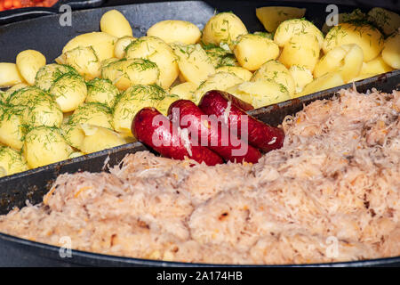 Polnische traditionelles Gericht mit Wurst, Kohl und Kartoffeln Stockfoto
