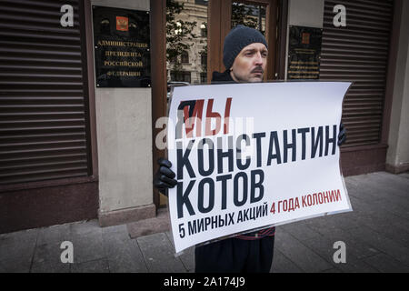 Moskau, Moskau, Russland. 24 Sep, 2019. Eine Demonstrantin hält ein Banner für die Freisetzung von Konstantin Kotov, Aktivist in Demonstrationen während der kommunalwahlen Kampagne in Moskau verhaftet. Streikposten Protest in der Nähe des Eingang des Präsidenten Verwaltungsgebäude. Credit: Celestino Arce Lavin/ZUMA Draht/Alamy leben Nachrichten Stockfoto